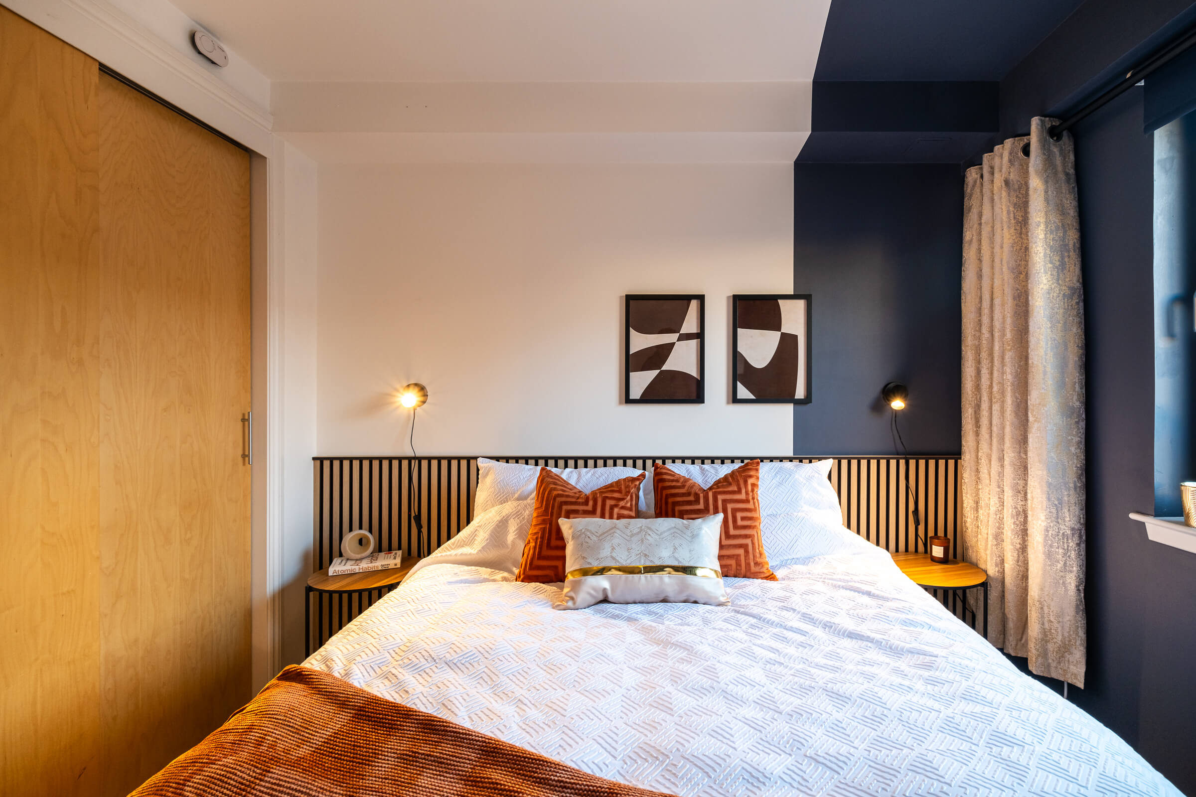 Executive 2 bedroom apartment in Aberdeen second bedroom king size bed