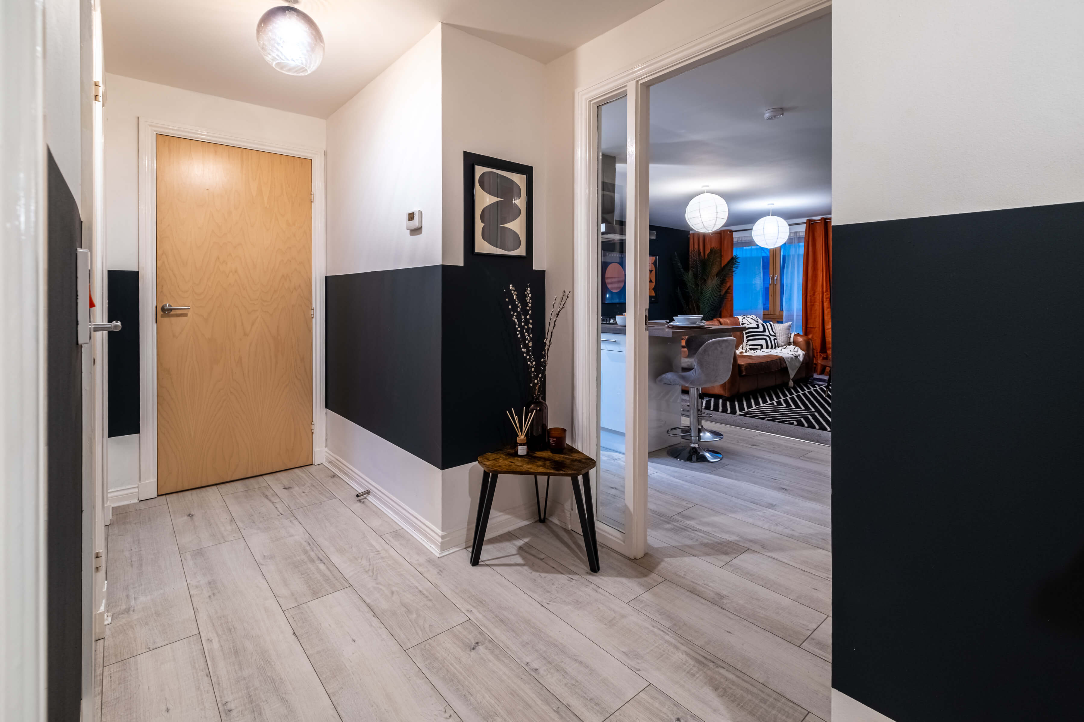 Stylish 2 bedroom apartment in Aberdeen hallway view