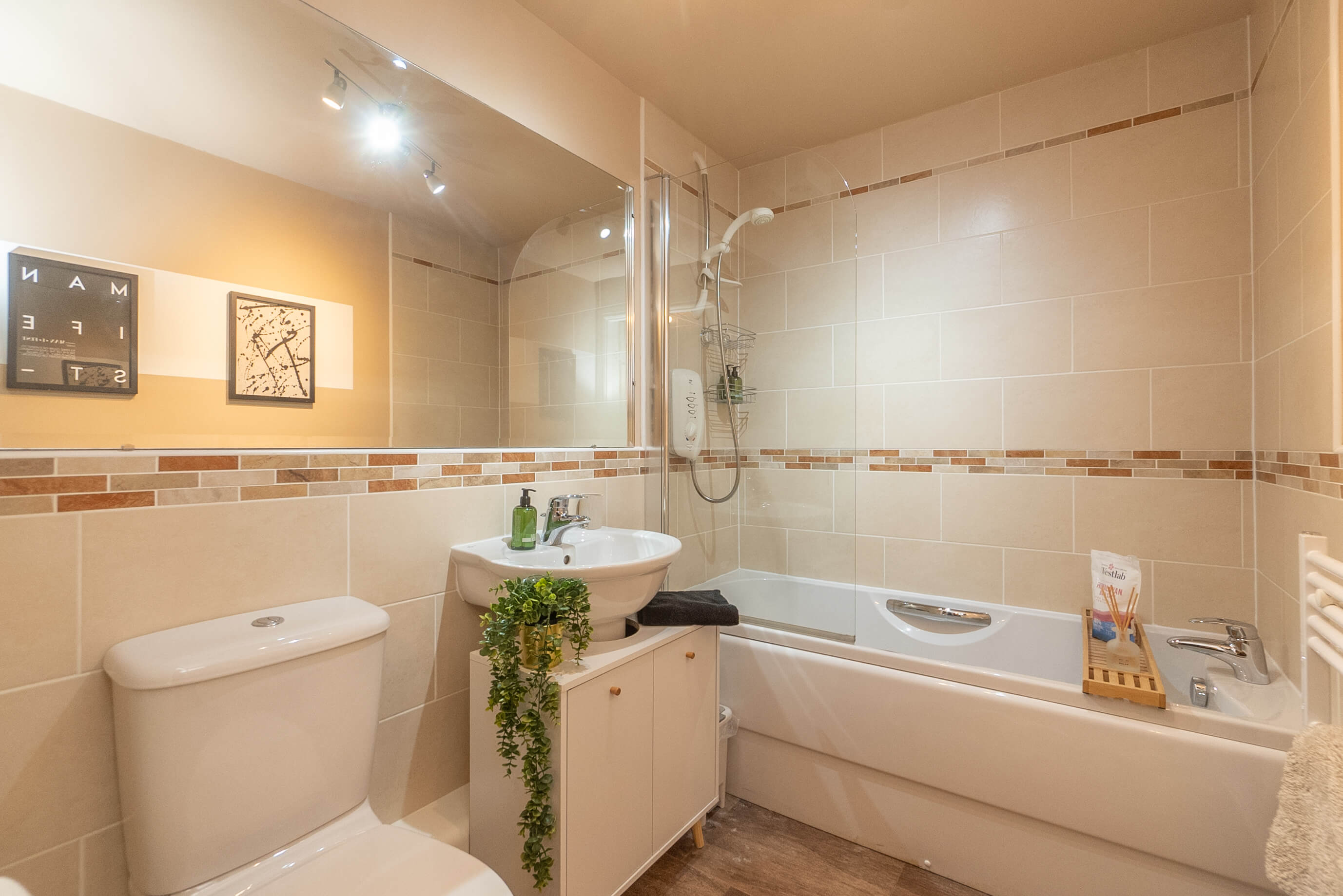 Executive 2 bedroom apartment in Aberdeen main bathroom with shower and bath