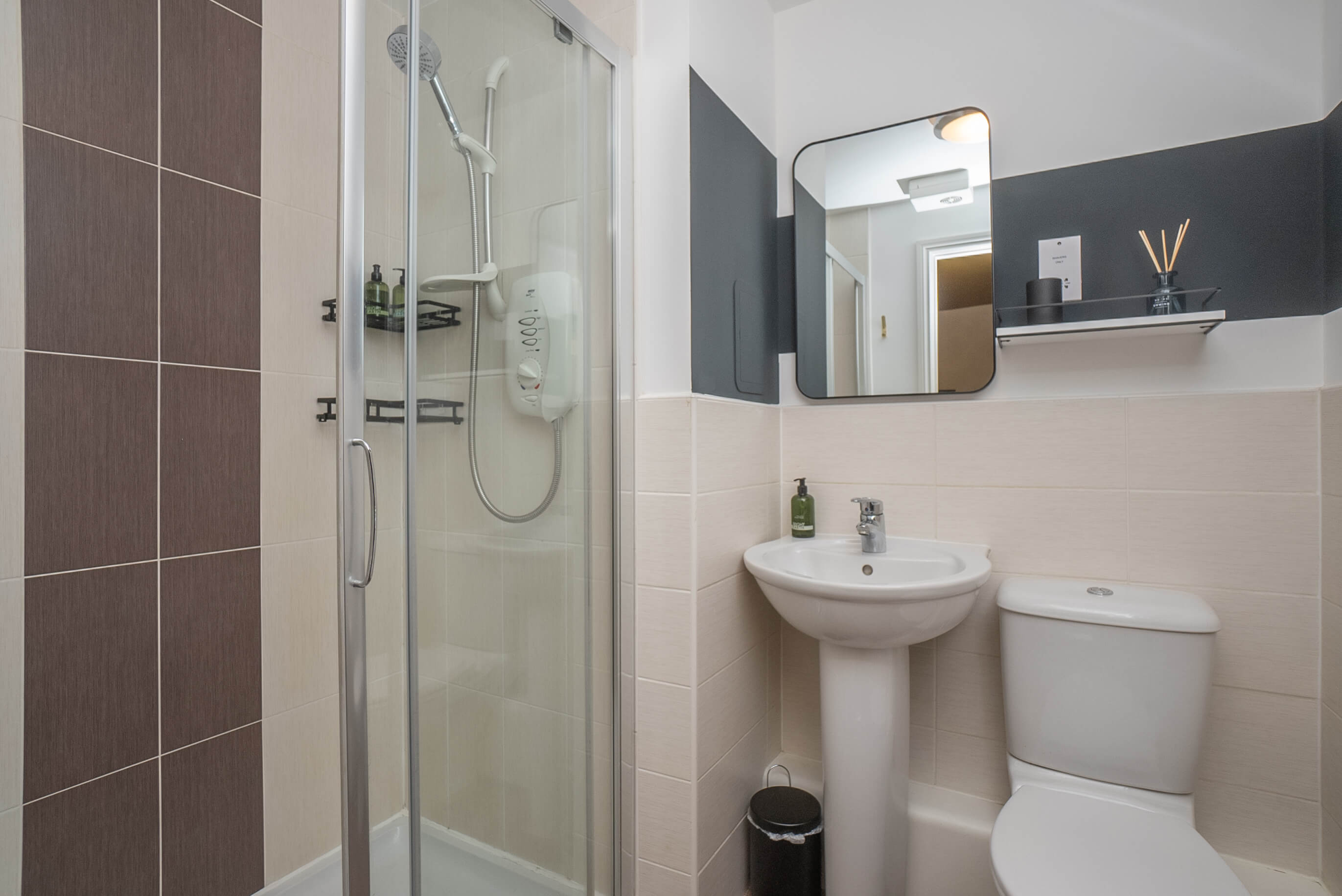 Executive 2 bedroom apartment in Aberdeen en-suite bathroom with shower