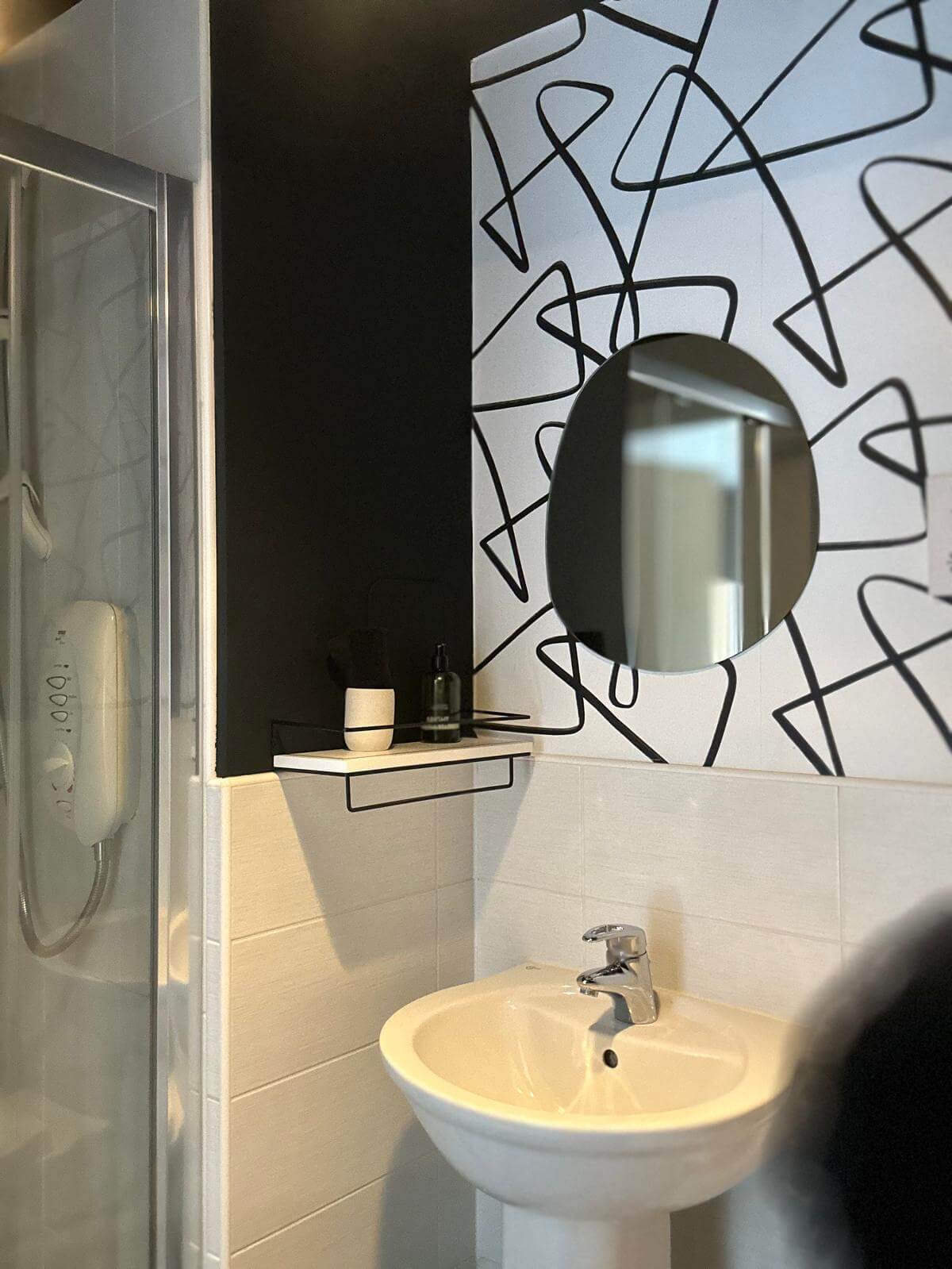 Stylish 2 bedroom apartment in Aberdeen master bedroom en suite with shower